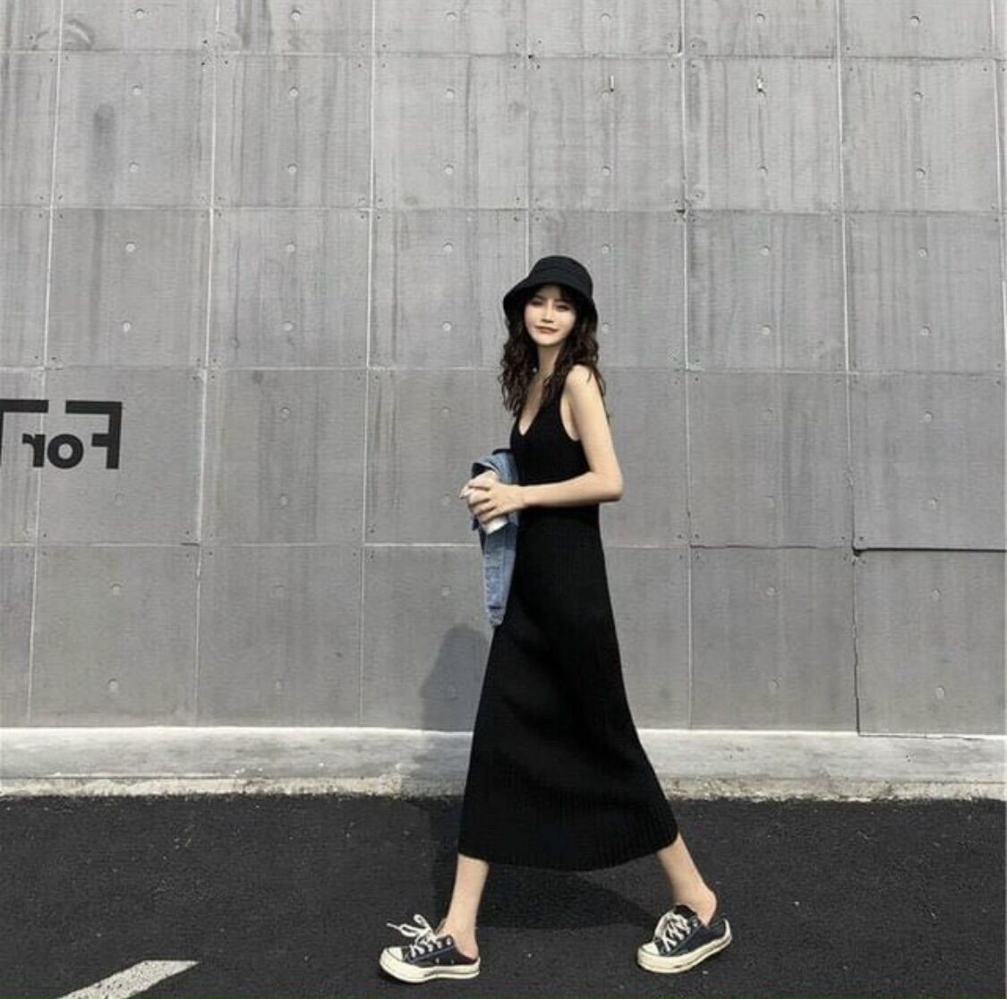 Đầm ba lỗ len suông đen