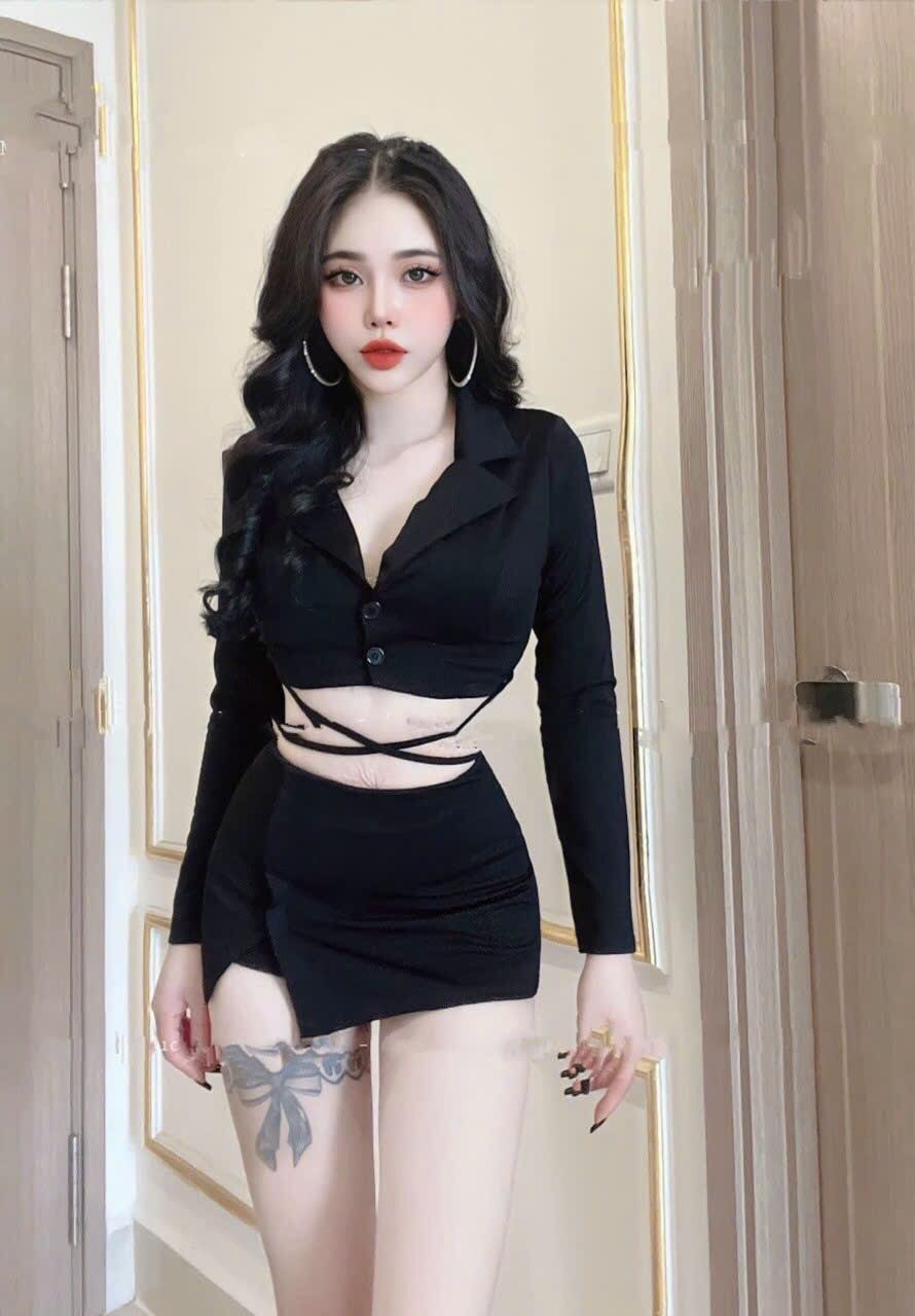 Sưt váy vest phối dây buộc eo xẻ đùi.