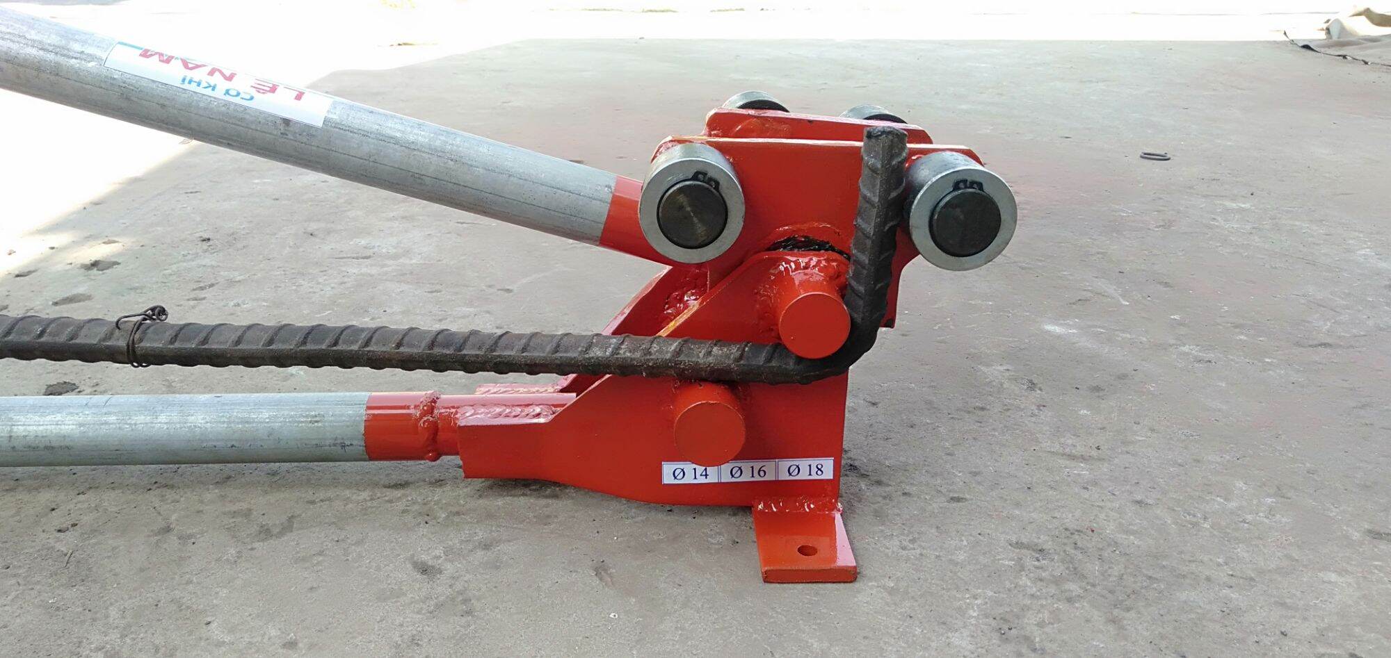 Bàn bẻ đai xây dựng