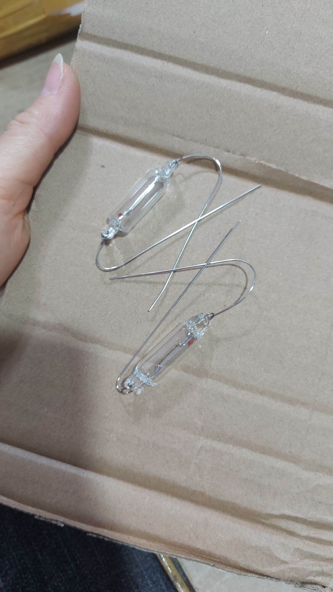 1 cái bóng đèn cầu chì loa bose