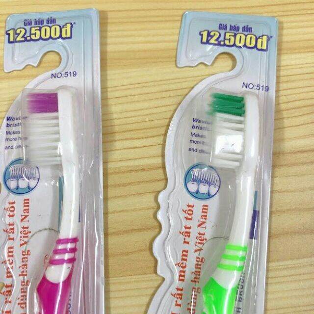 2 cái bàn chải đánh răng P/H