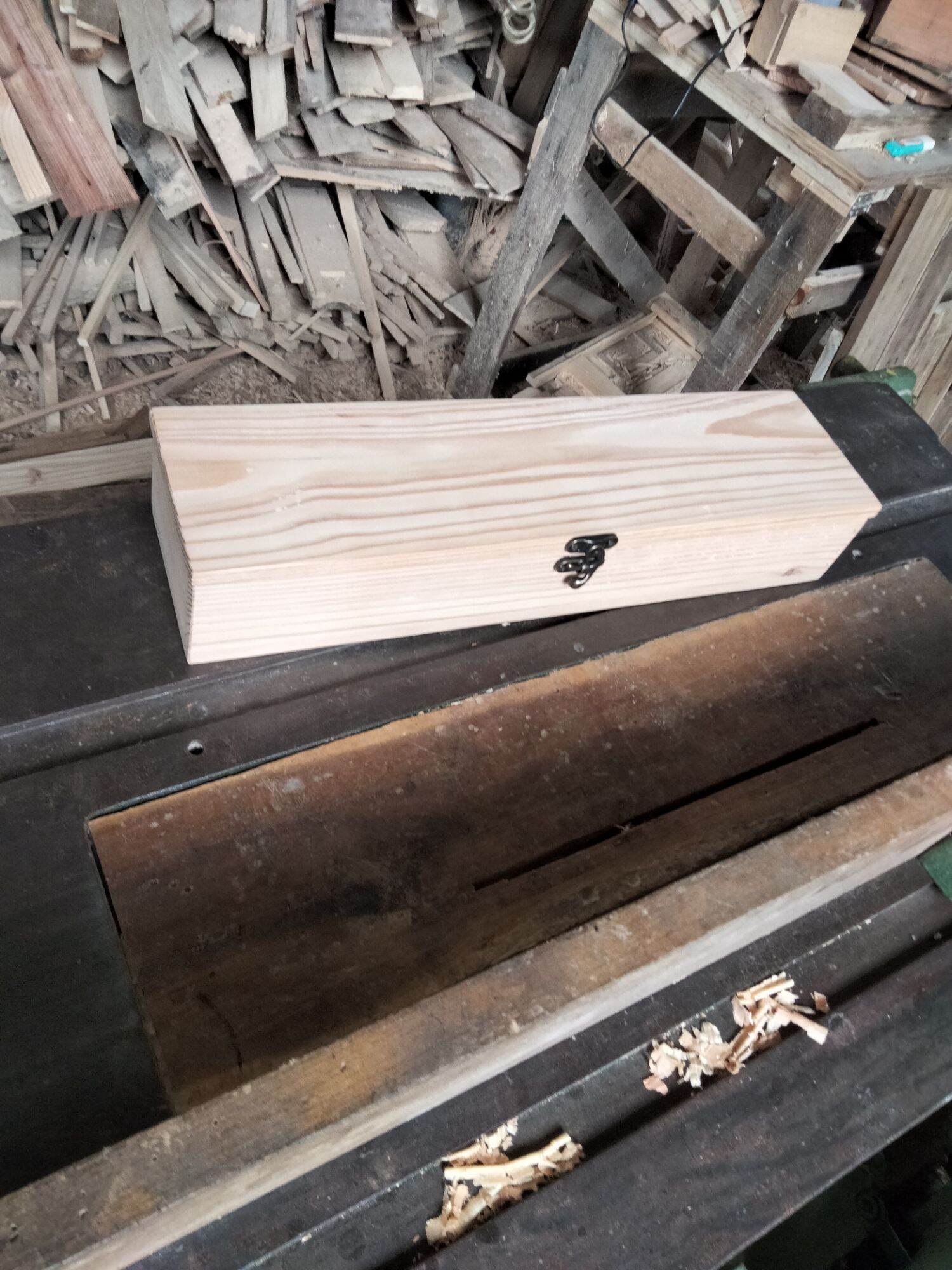 Hộp gỗ dài 38cm rộng 10cm cao 7cm có sơn
