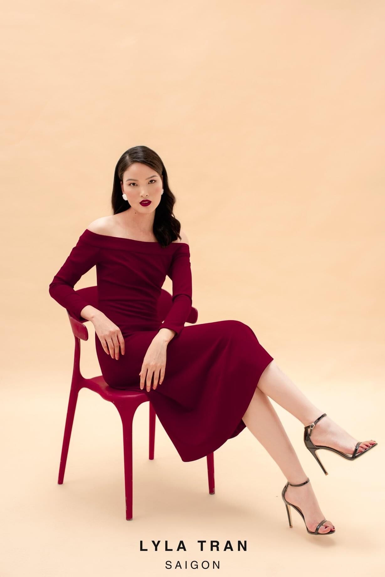 Đầm bẹt vai tay dài phom A màu đỏ (MIUMIU)
