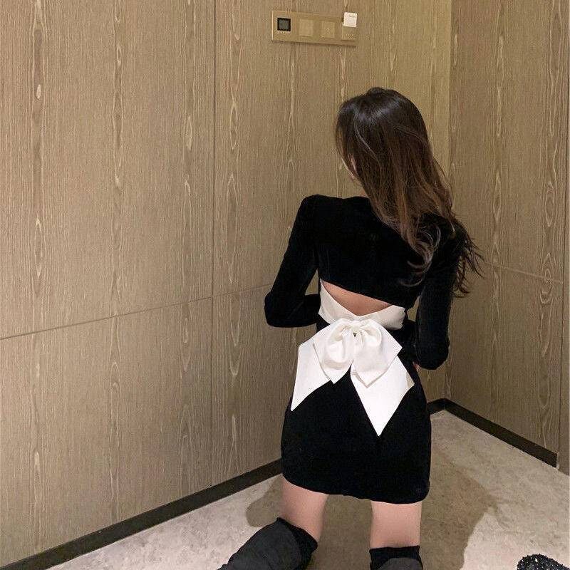 Đầm nhung cổ viêng hở lưng