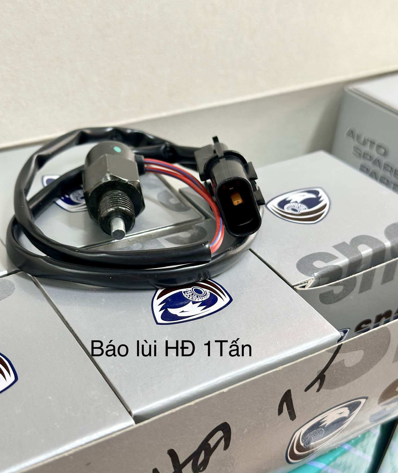 Núm báo lùi oto huyndai 1 tấn