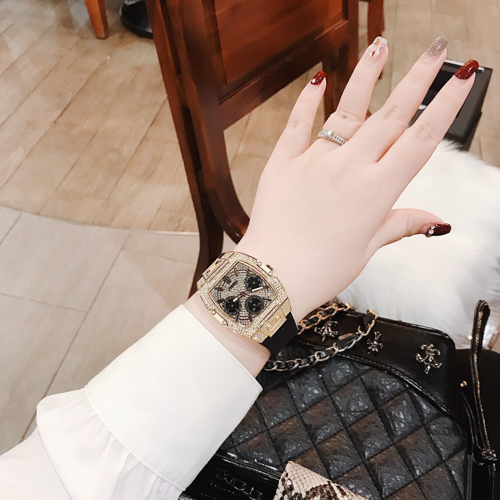 Đồng Hồ Nữ Guess