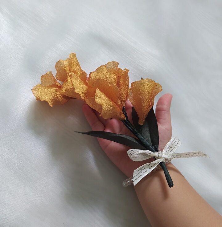 Hoa cài áo handmade Canto màu vàng.