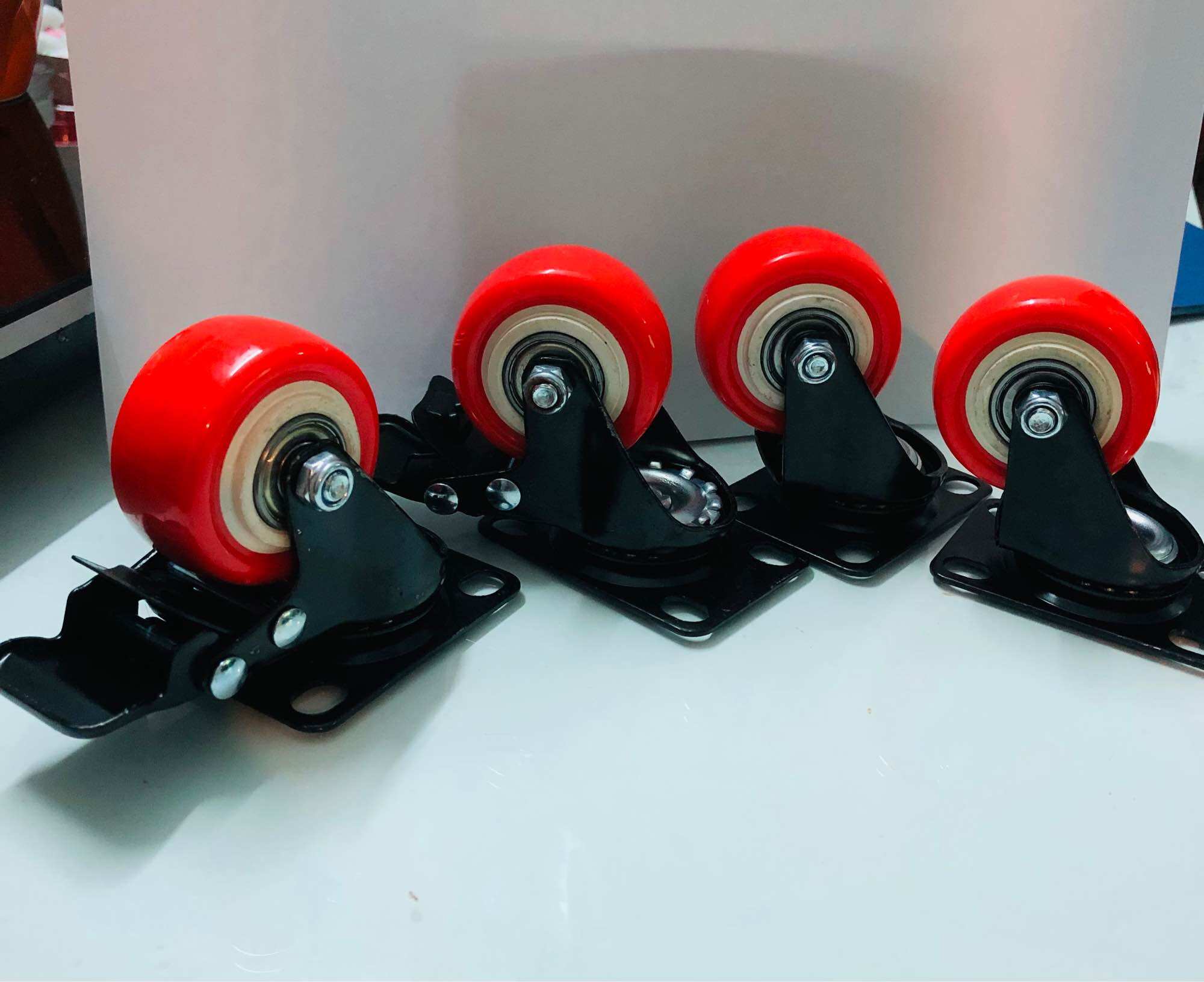 Bánh xe màu đỏ 5 phân, 50mm ( 1 bộ gồm 4 cái , 2 cái có phanh và 2 cái không phanh)