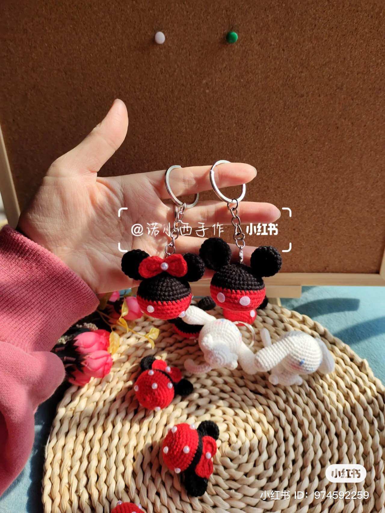 Móc khoá quả cầu mickey bằng len (1 sản phẩm không phải là giá 2 sản phẩm)