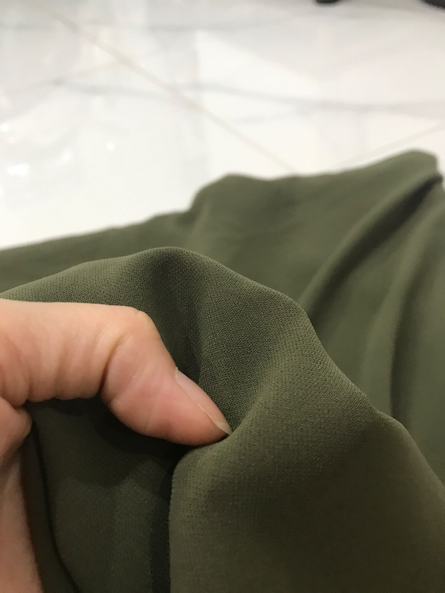 Vải lụa Hàn màu xanh rêu co giãn mềm rũ chất vải mát may đầm váy, áo dài ,áo sơ mi ,áo kiểu