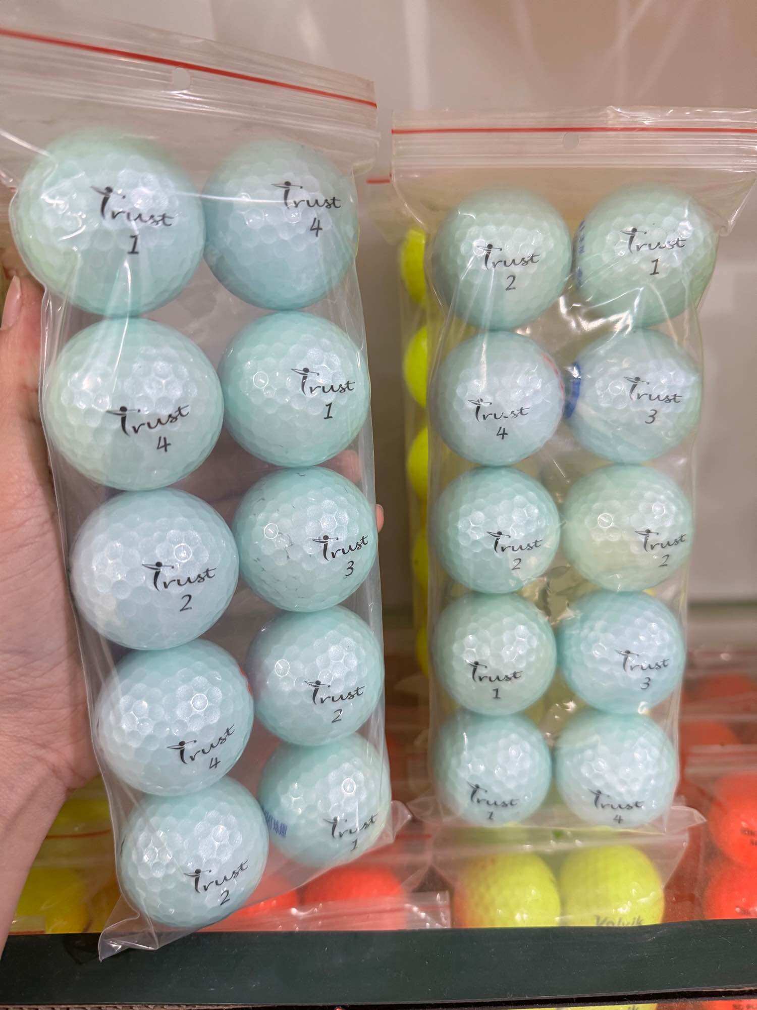 Bóng Golf Trust màu độ mới 98% (túi 10 quả)