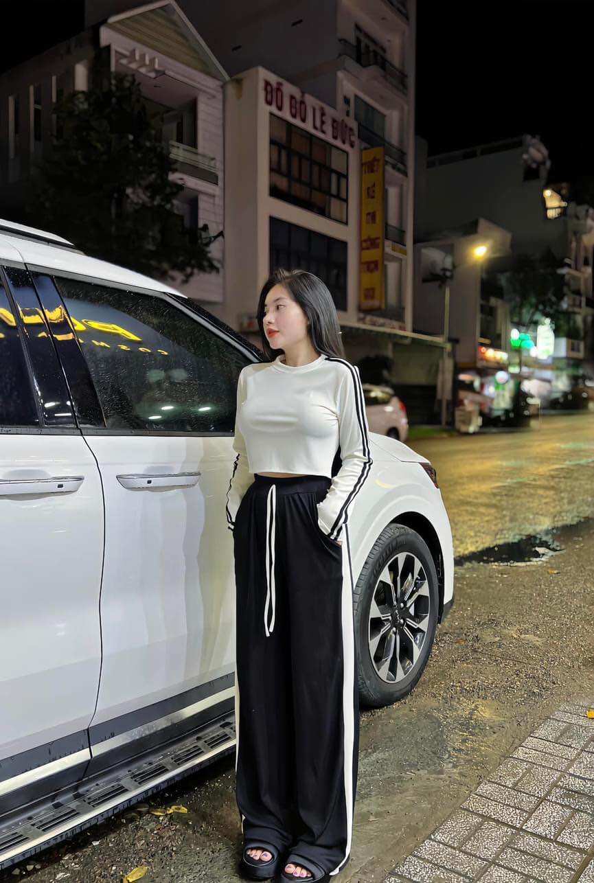 Set bộ thể thao áo crotop quần suông - hn closet