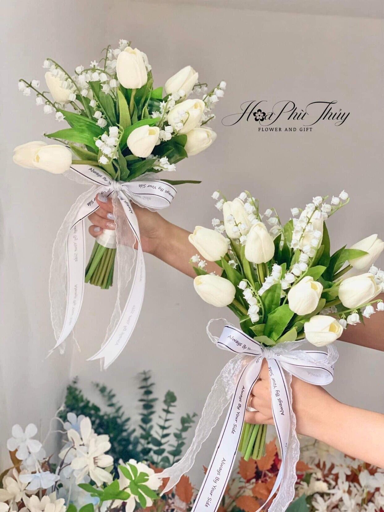 Hoa cưới cầm tay cô dâu bằng lụa
