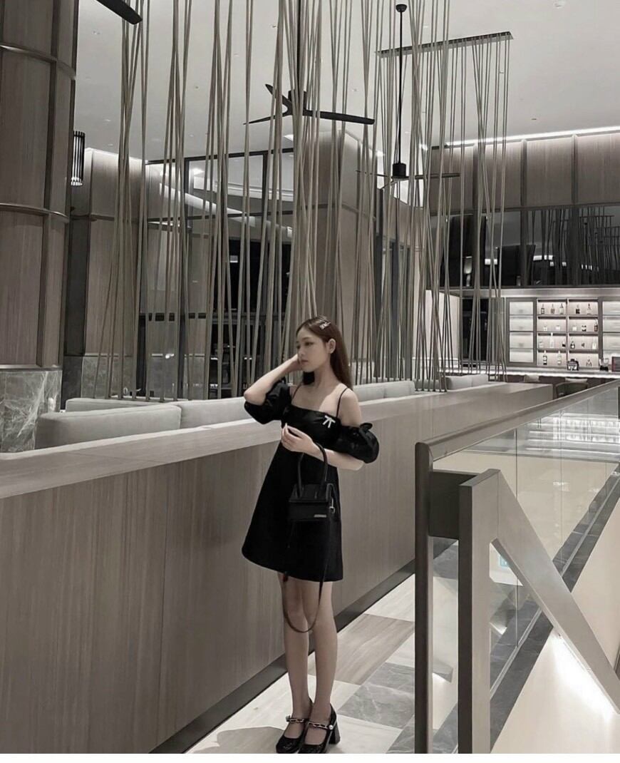 Đầm đen 2 dây rớt tay phồng đính nơ