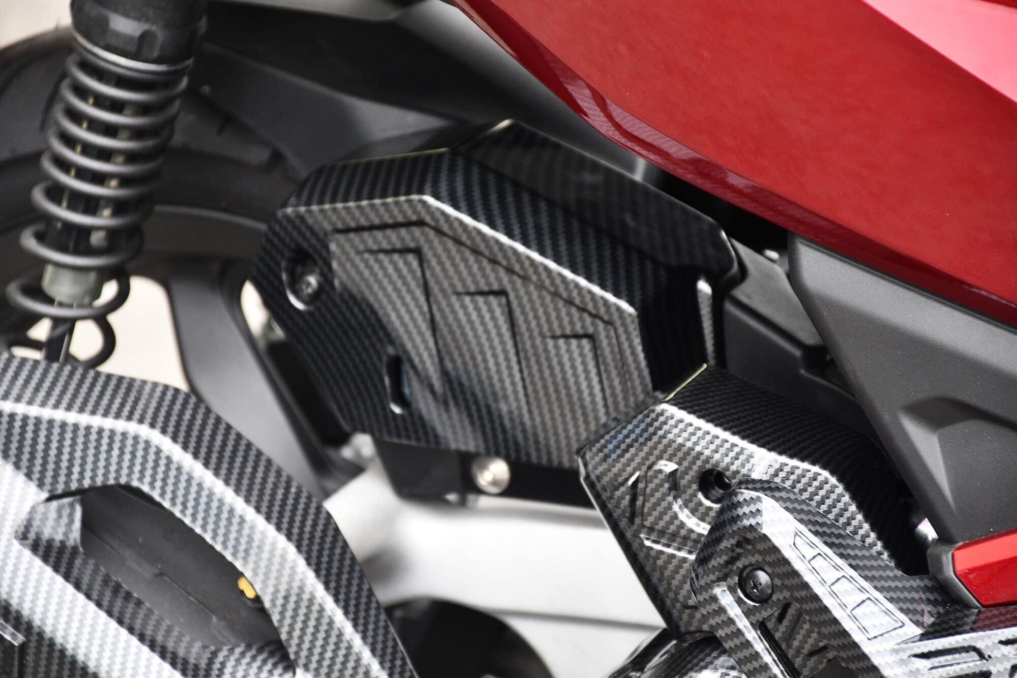 Nắp Nước Xe Airblade Mới Đời 2023 Xi Mạ Crom & Carbon