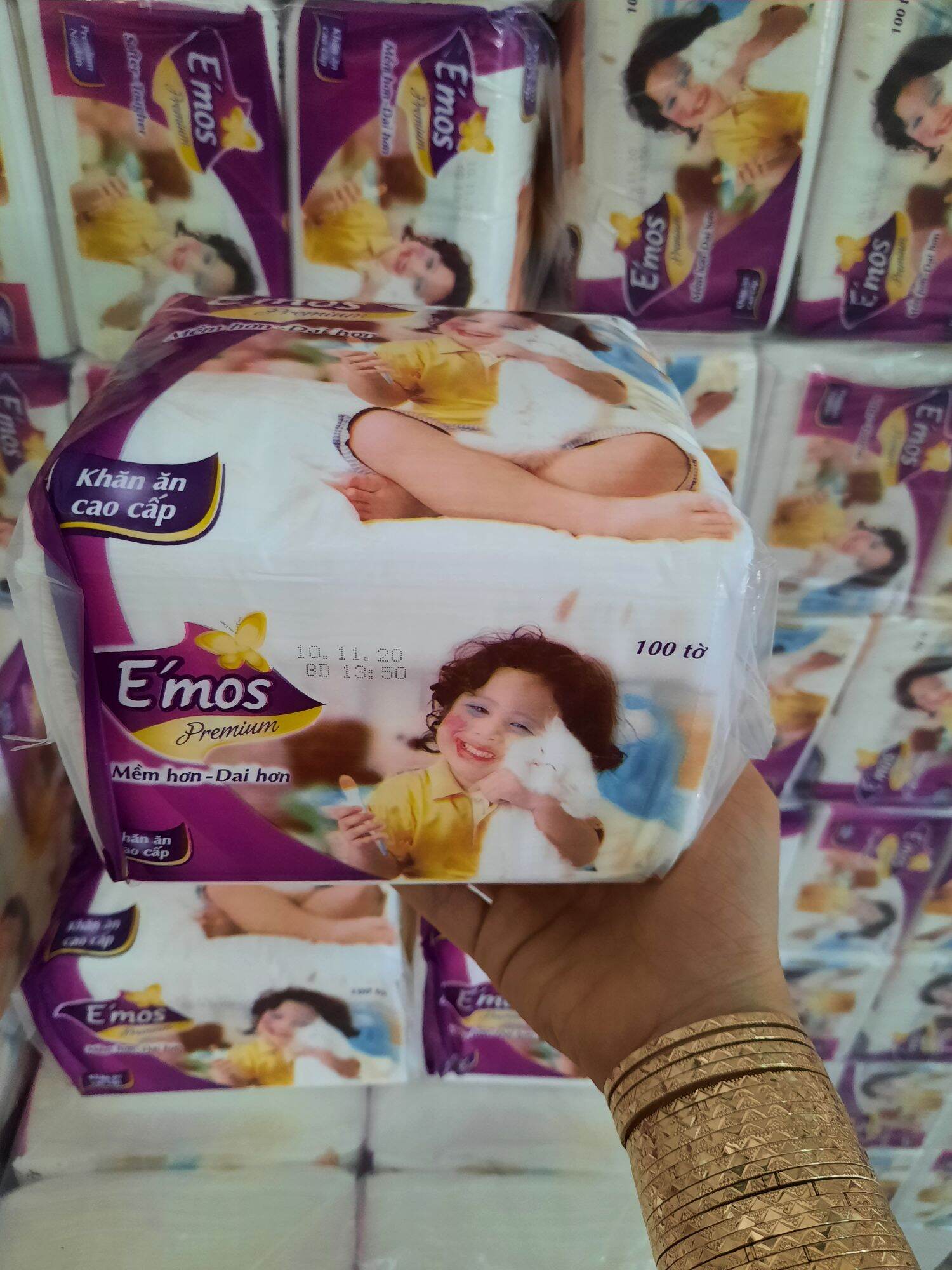 Khăn giấy Emos bịch 100 tờ .