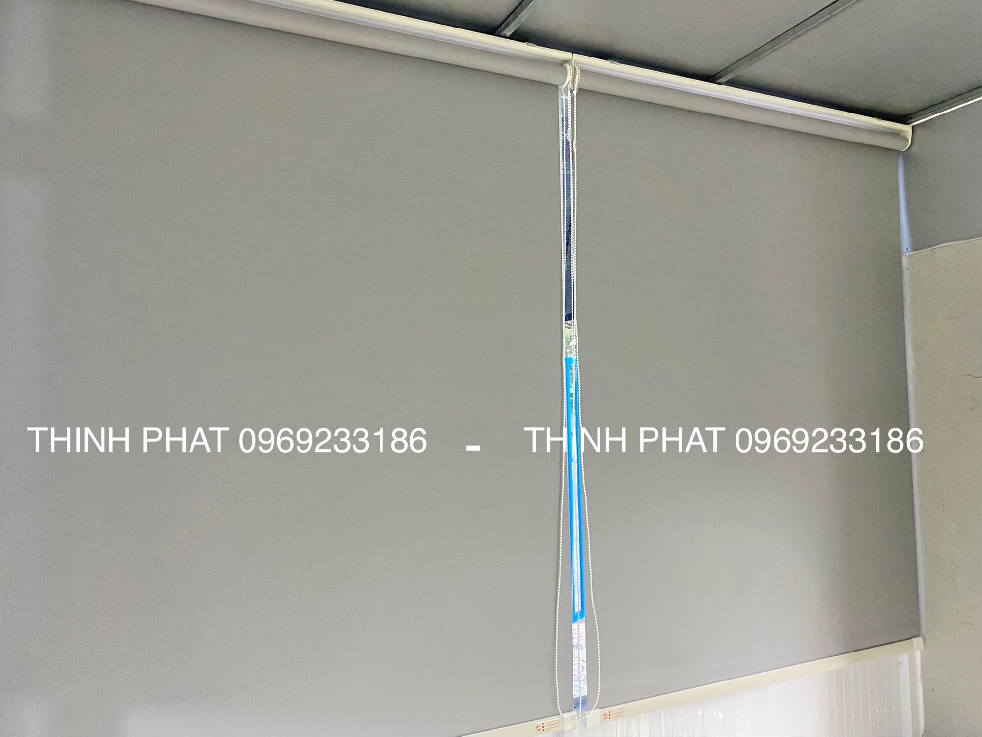 Rèm cuốn che nắng cửa sổ Giá Rẻ. Rèm cuốn chất liệu Polyester cản sáng 100%. Nhiều Kích Thước.