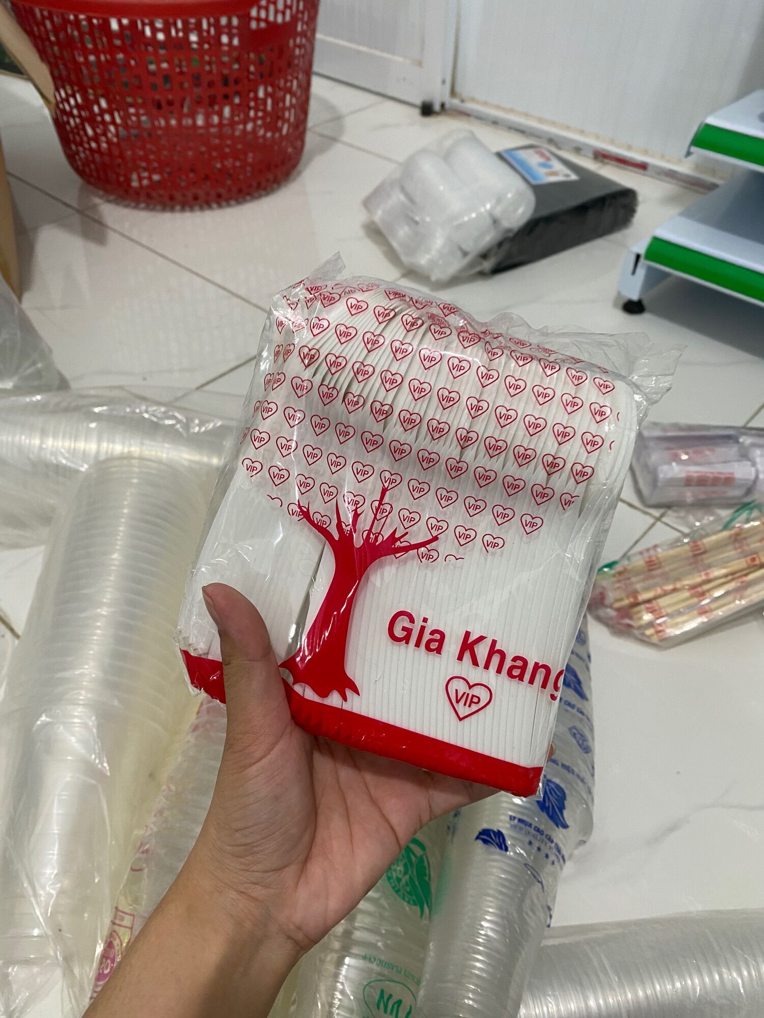 Bịt 100 cái muỗng gia khang