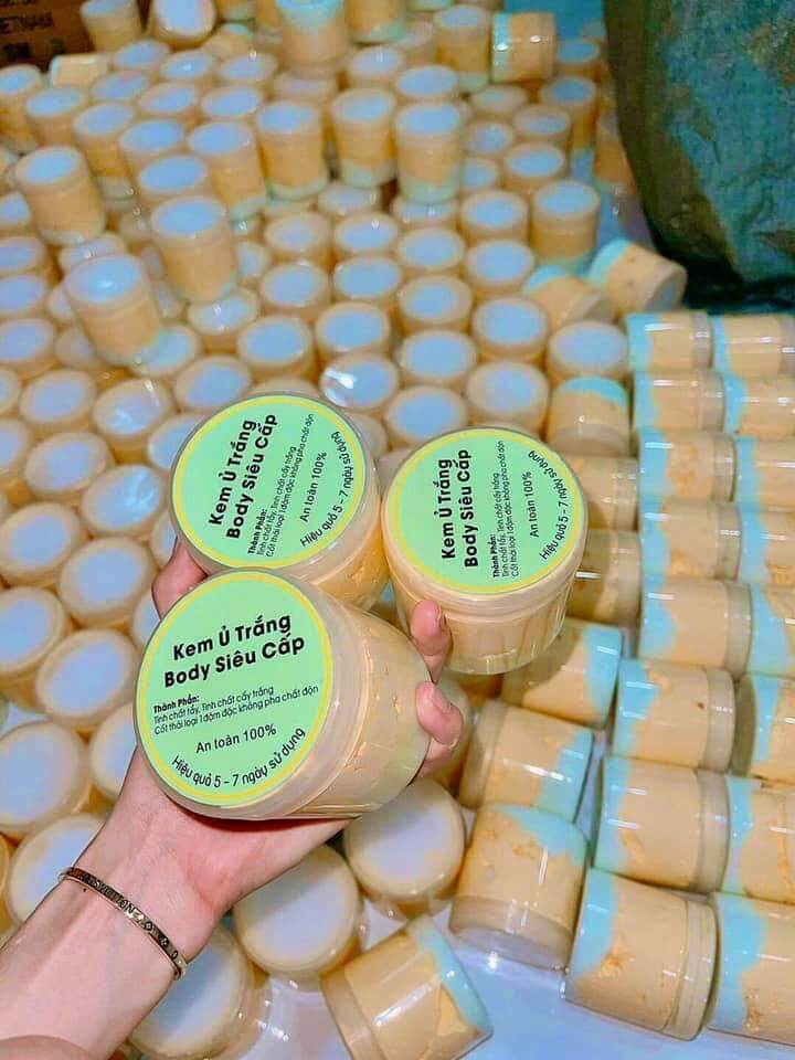 Body cốt ủ siêu trắng hộp 220gr được làm từ phôi kem mặt khử thâm, đen,chai lỳ