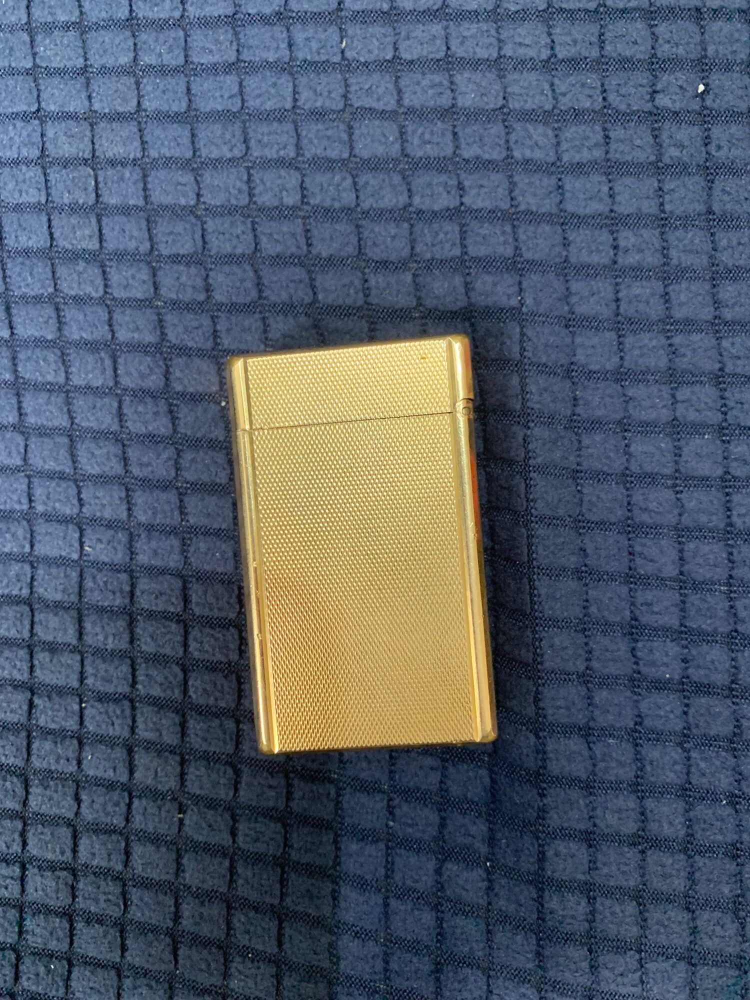 Bật lửa Dupont của Pháp.