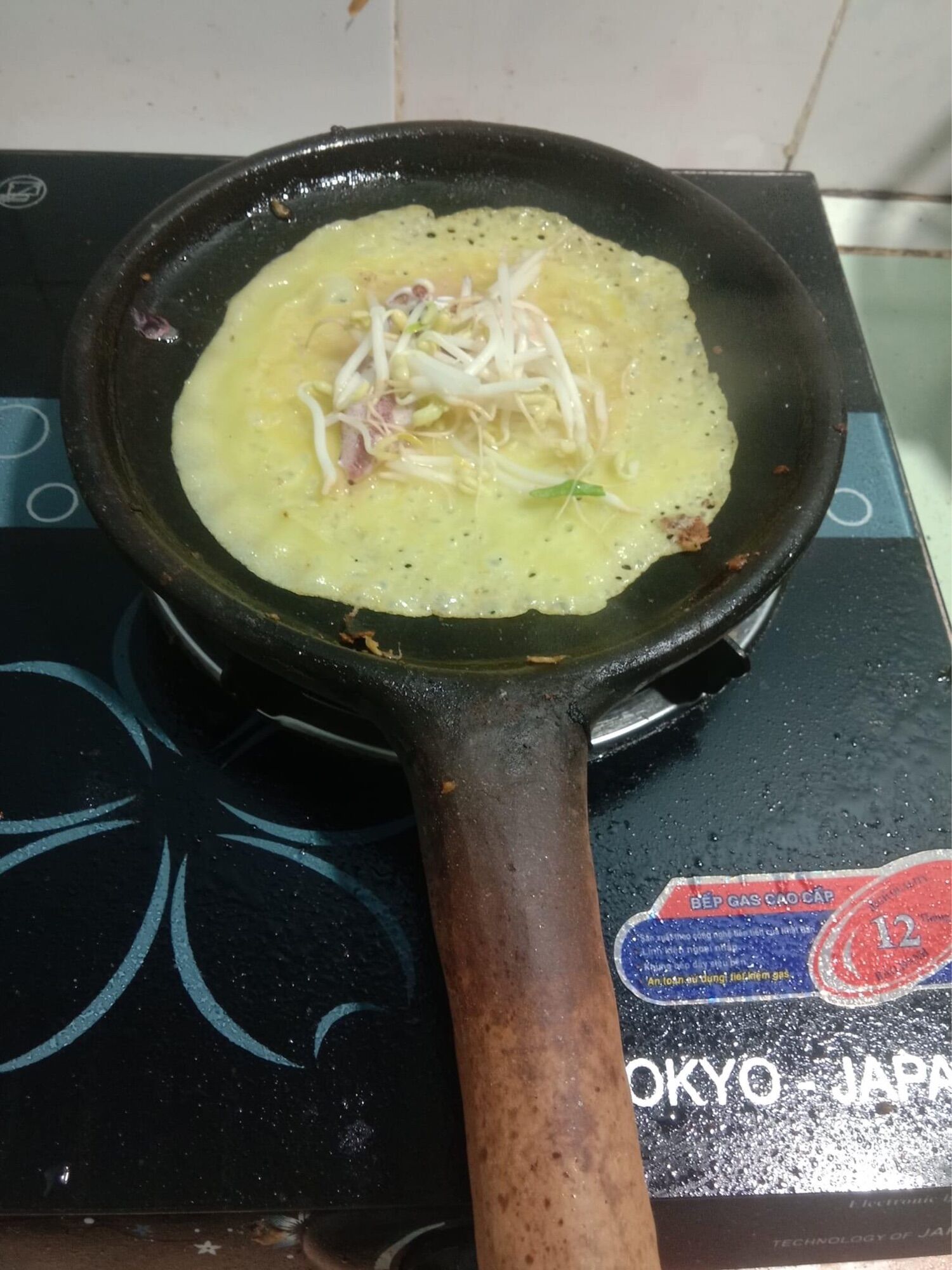 Khuôn bánh xèo đất có tay cầm