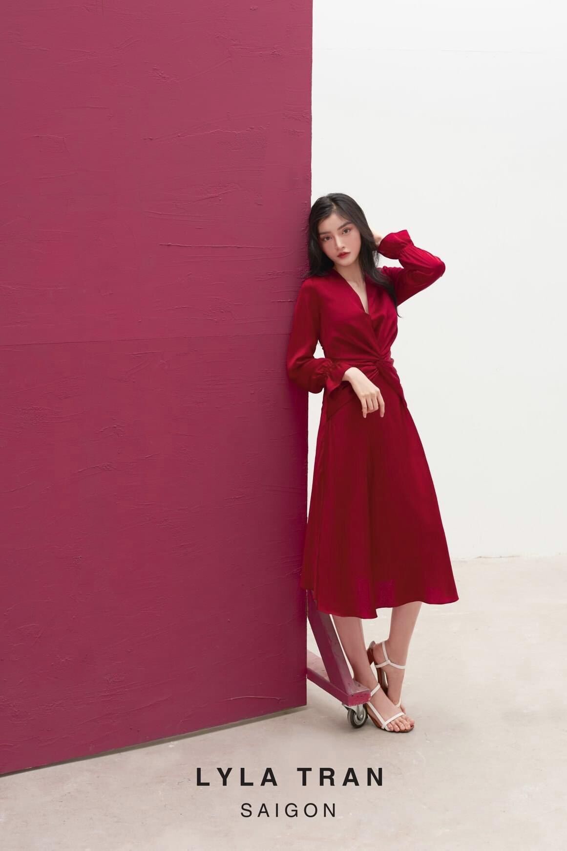 Đầm lụa satin cao cấp màu đỏ tay dài xoắn eo (ELSA)