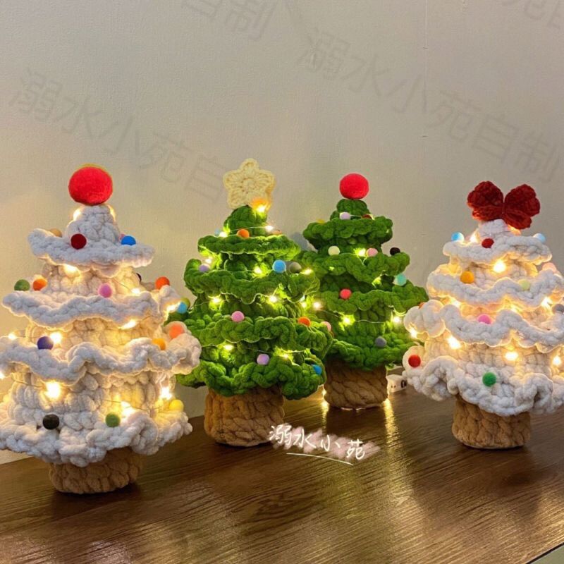 Cây thông Noel mini bằng len để bàn kèm đèn nháy