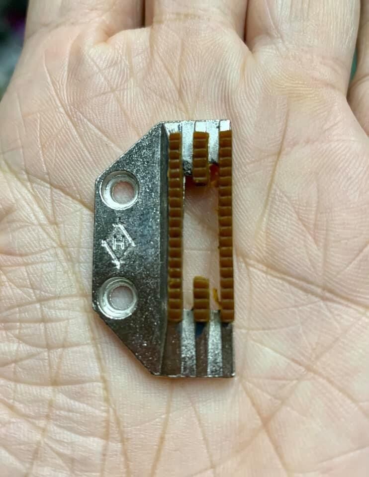 Bàn lừa nhựa có răng máy công nghiệp 4 cầu dùng may vải rít, simili, vải thun