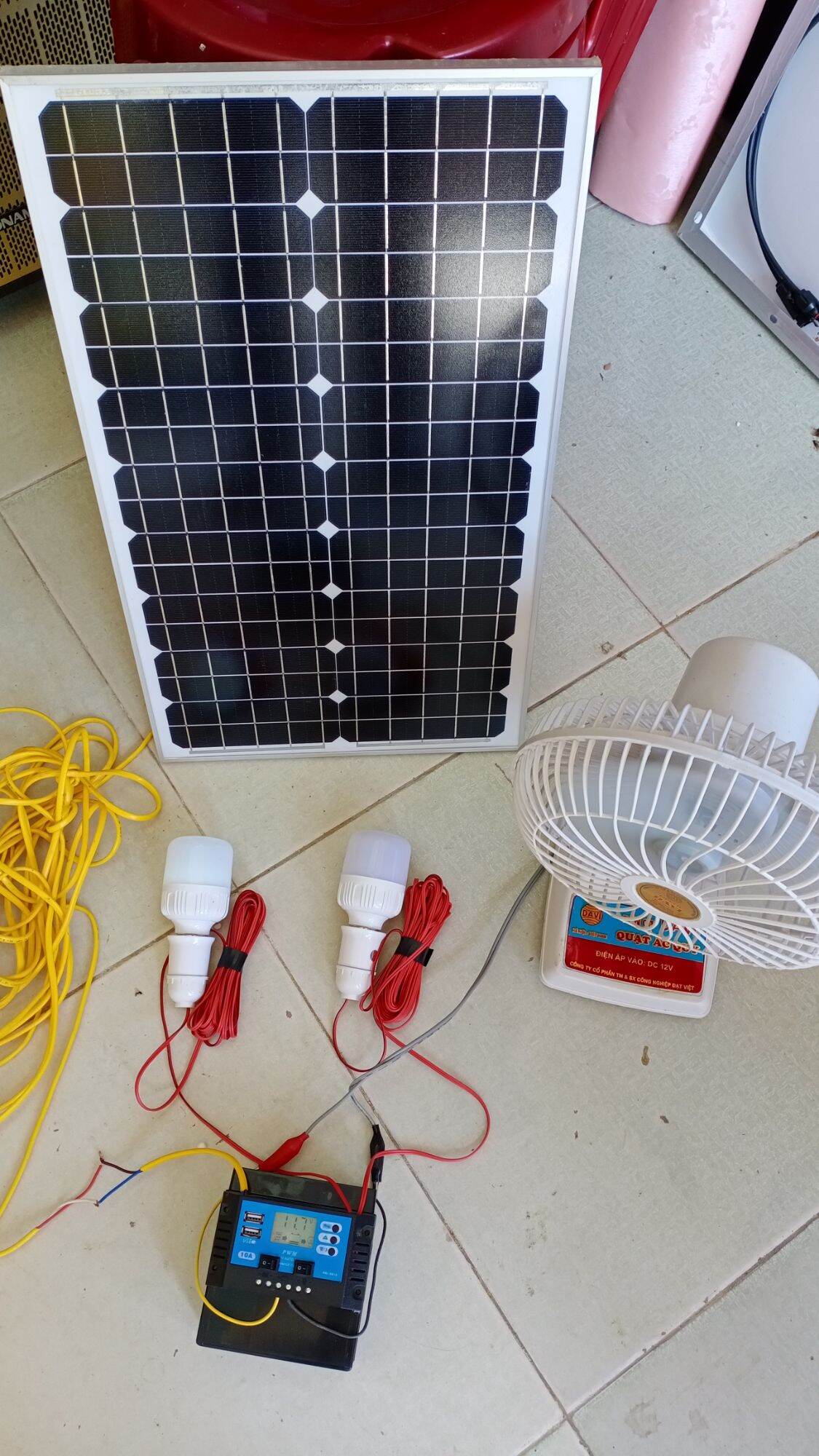 Máy phát điện năng lượng mặt trời kèm quạt điện, dùng thắp sáng và sạc điện thoại