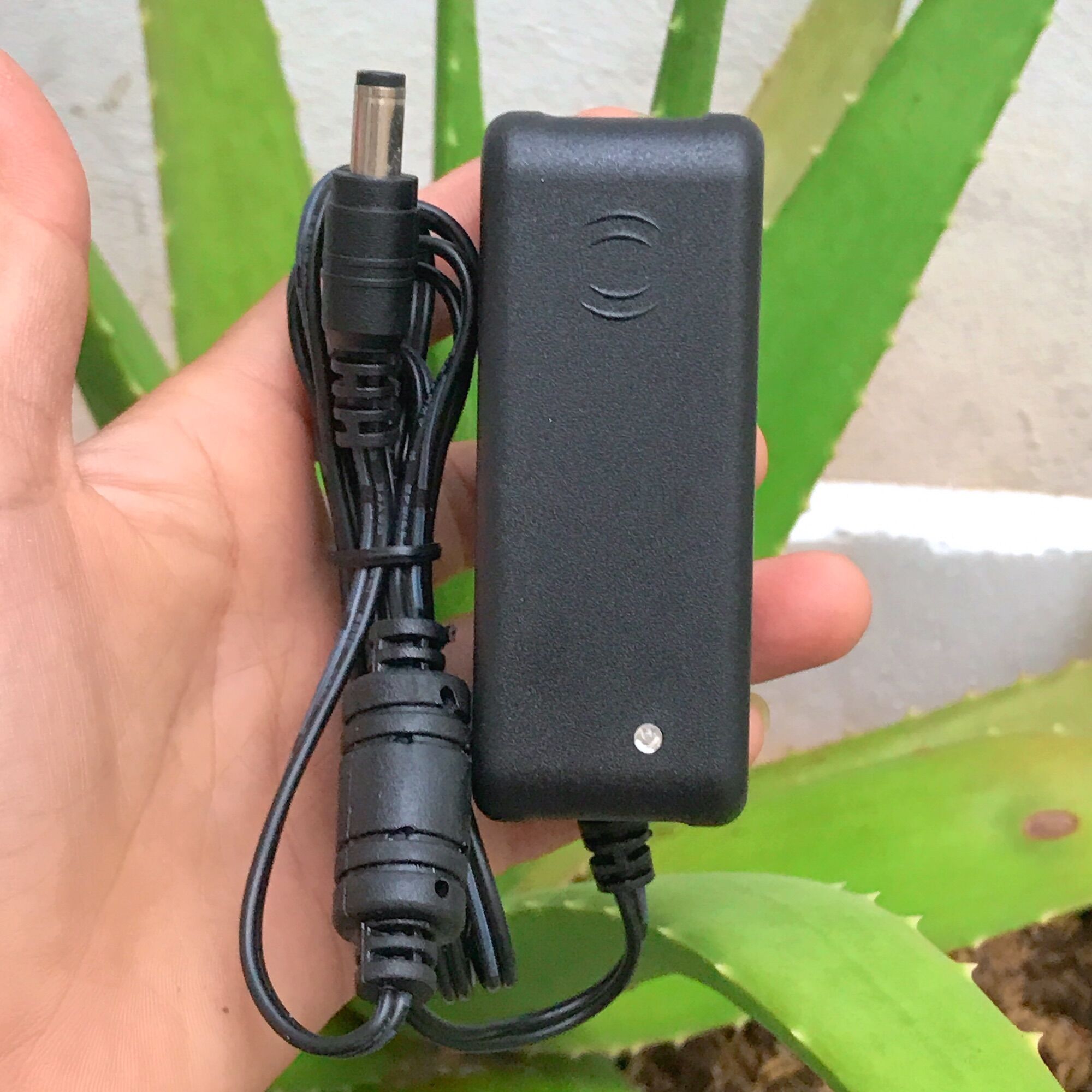 Nguồn Adapter 12V 2A Huntkey Dùng Cho Camera Và Đèn Led Có Đèn Báo
