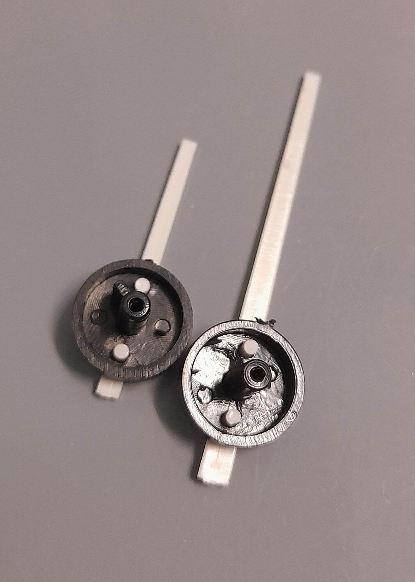 Kim đồng hồ và kim xăng xe Sirius.