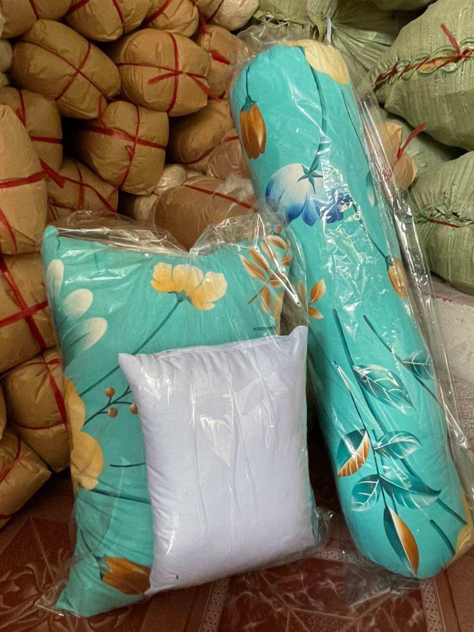 1 gối nằm (50x70) + 1 gối ôm dài (35x100) (mẫu ngẫu nhiên)