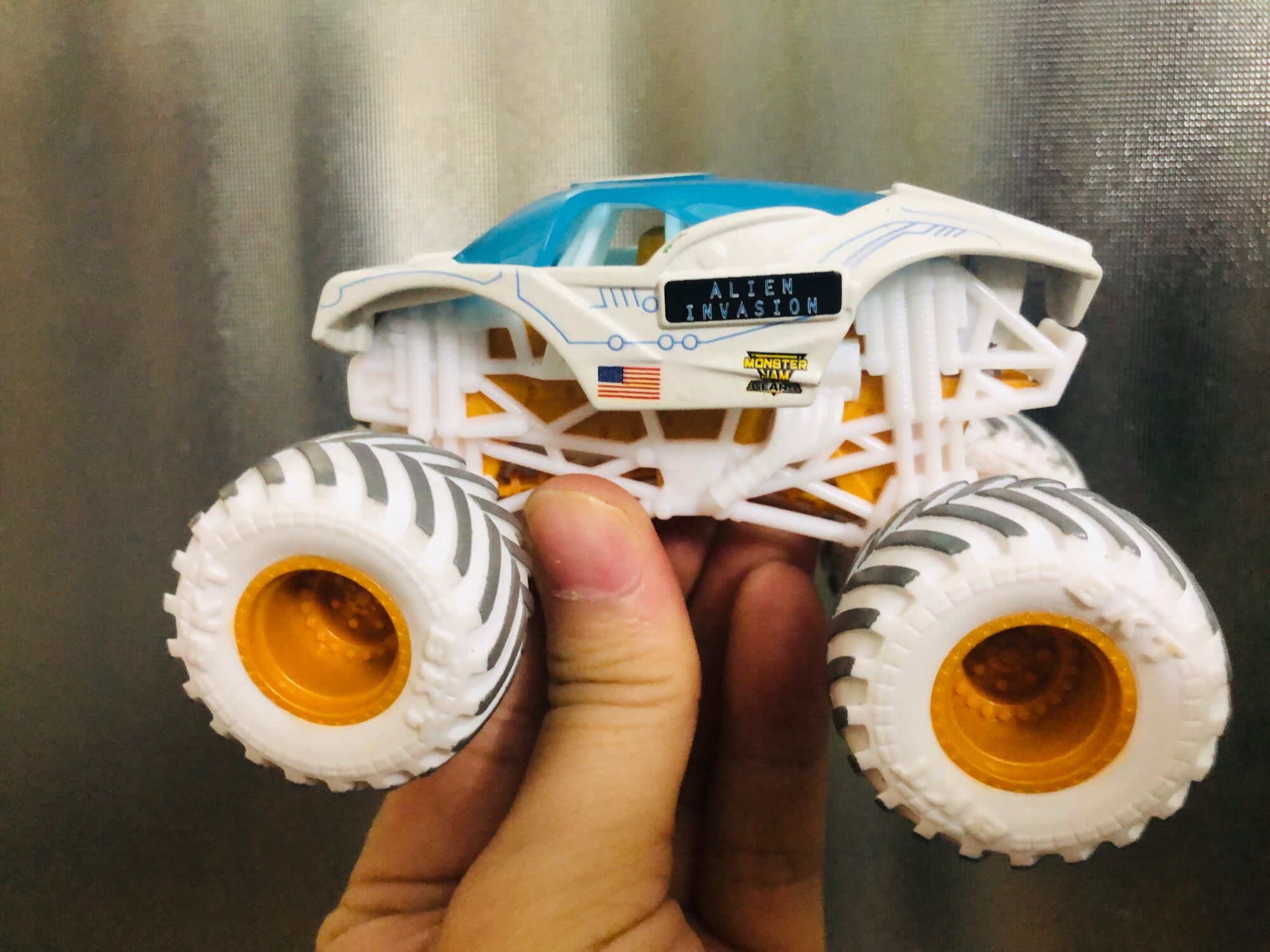 Xe Monster Jam alien invation 1:64