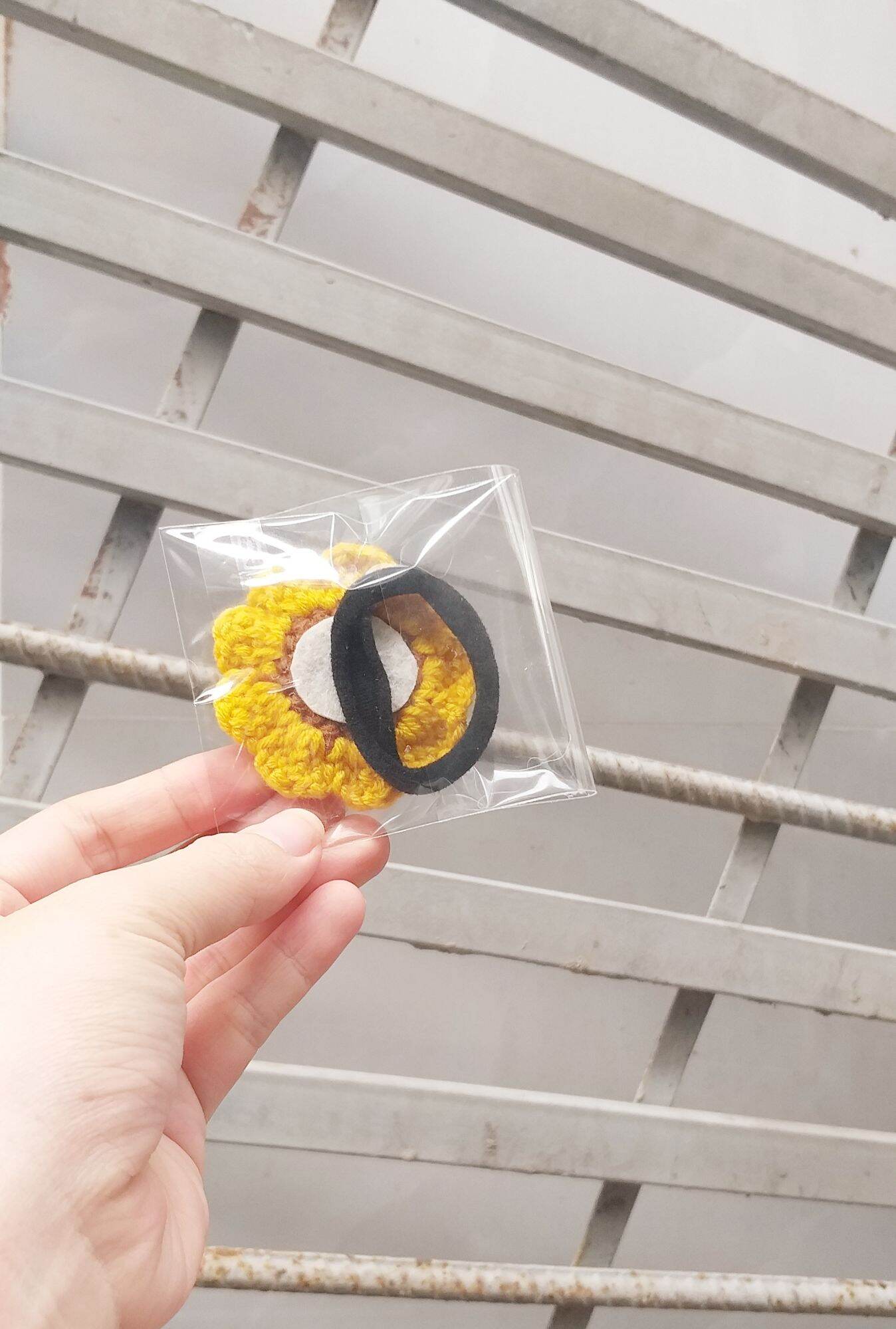 Cột tóc hoa hướng dương bằng len