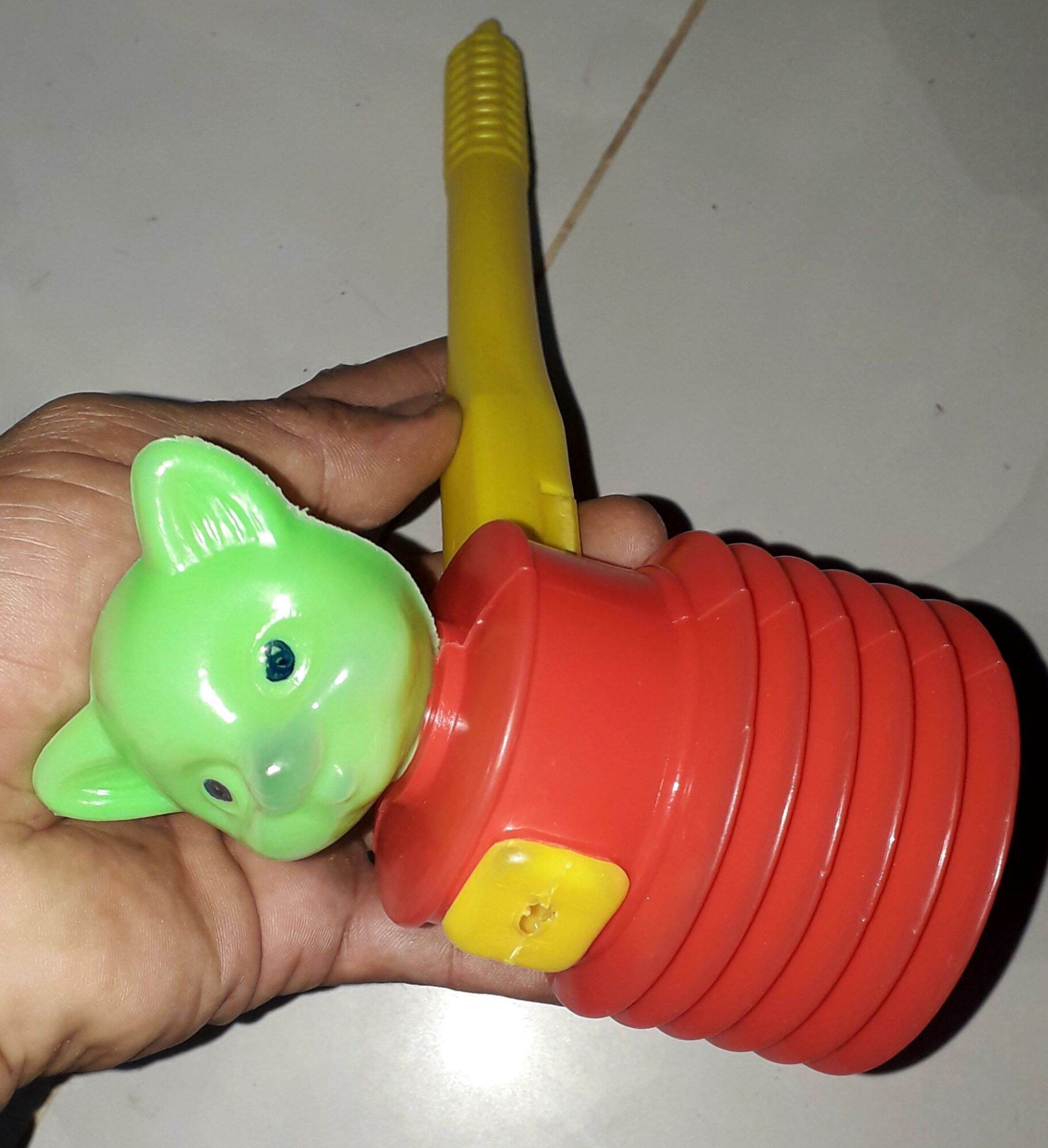 Một chiếc búa kèn bằng nhựa cho bé do Việt Nam sản xuất