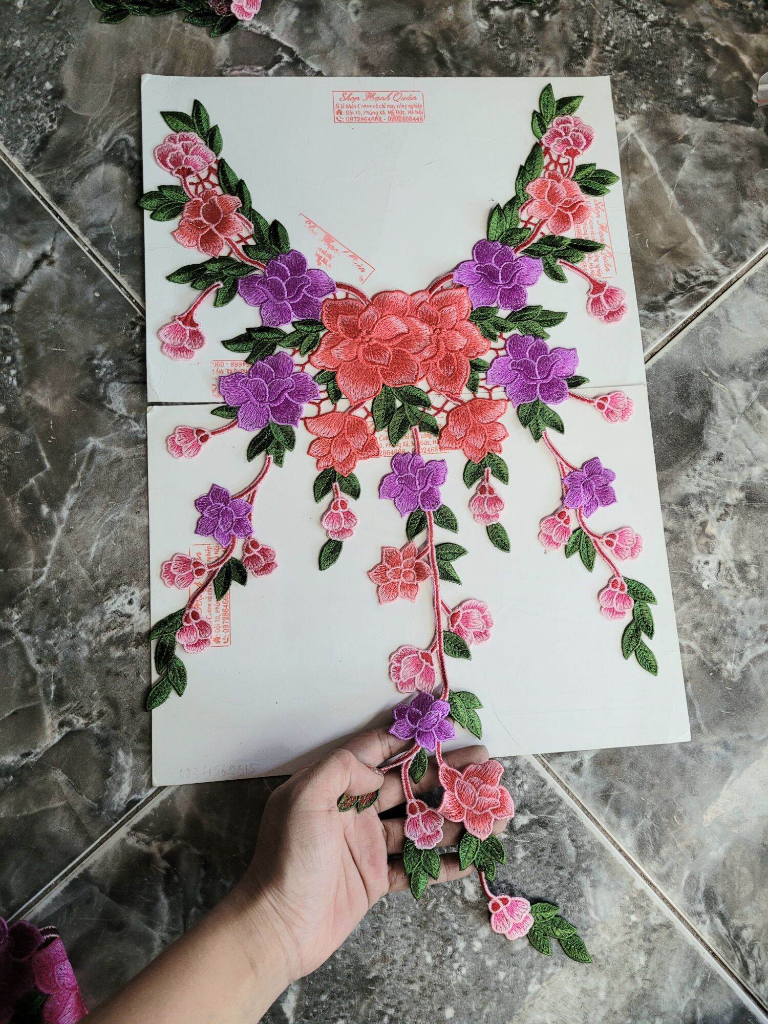 Cổ, hoa thêu 2 bên màu tím hồng BC07