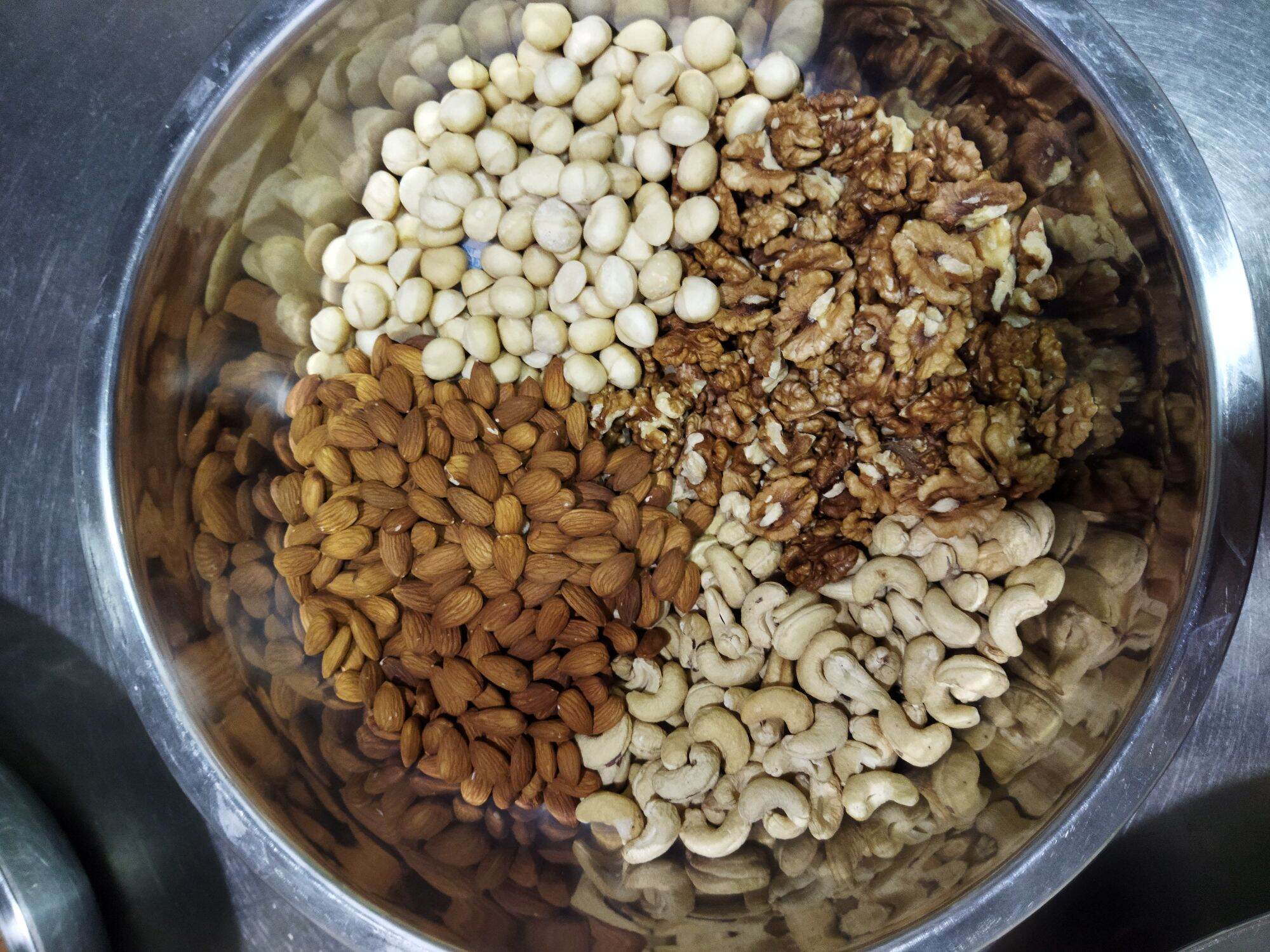 Mix 4 hạt ( macca, óc chó,hạnh nhân, hạt điều)/Mix 5 hạt( macca, óc chó,hạnh nhân, hạt điều, bí xanh) hạt ngon chuẩn hạt vàng tốt cho sức khỏe