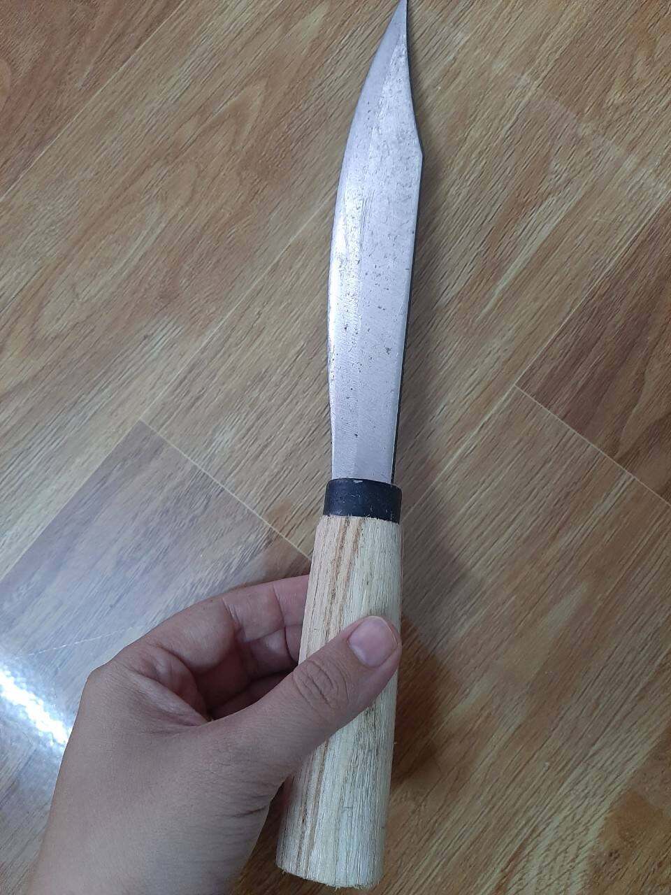 dao chặt  củi nhọn   cán  cây nhỏ