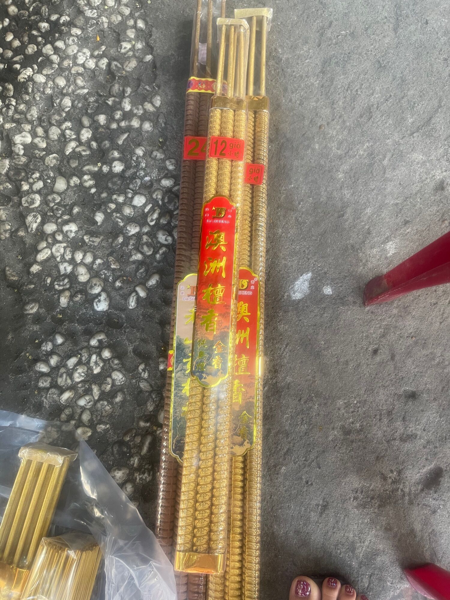 Nhang 12 giờ 1 lốc 9 cây thắp liên tục 12 giờ thơm trầm ít khói