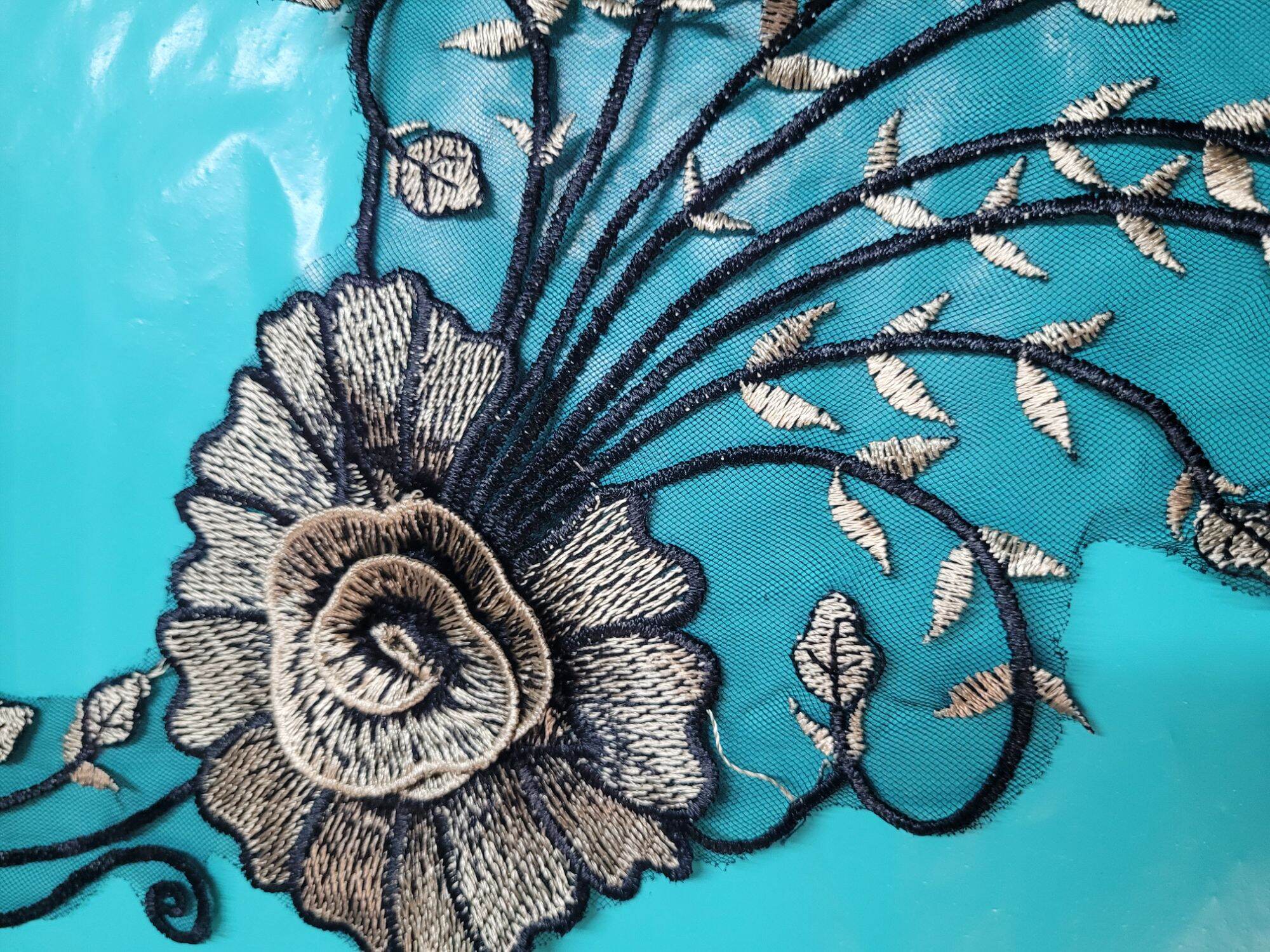 Ren cổ thêu hoa nổi