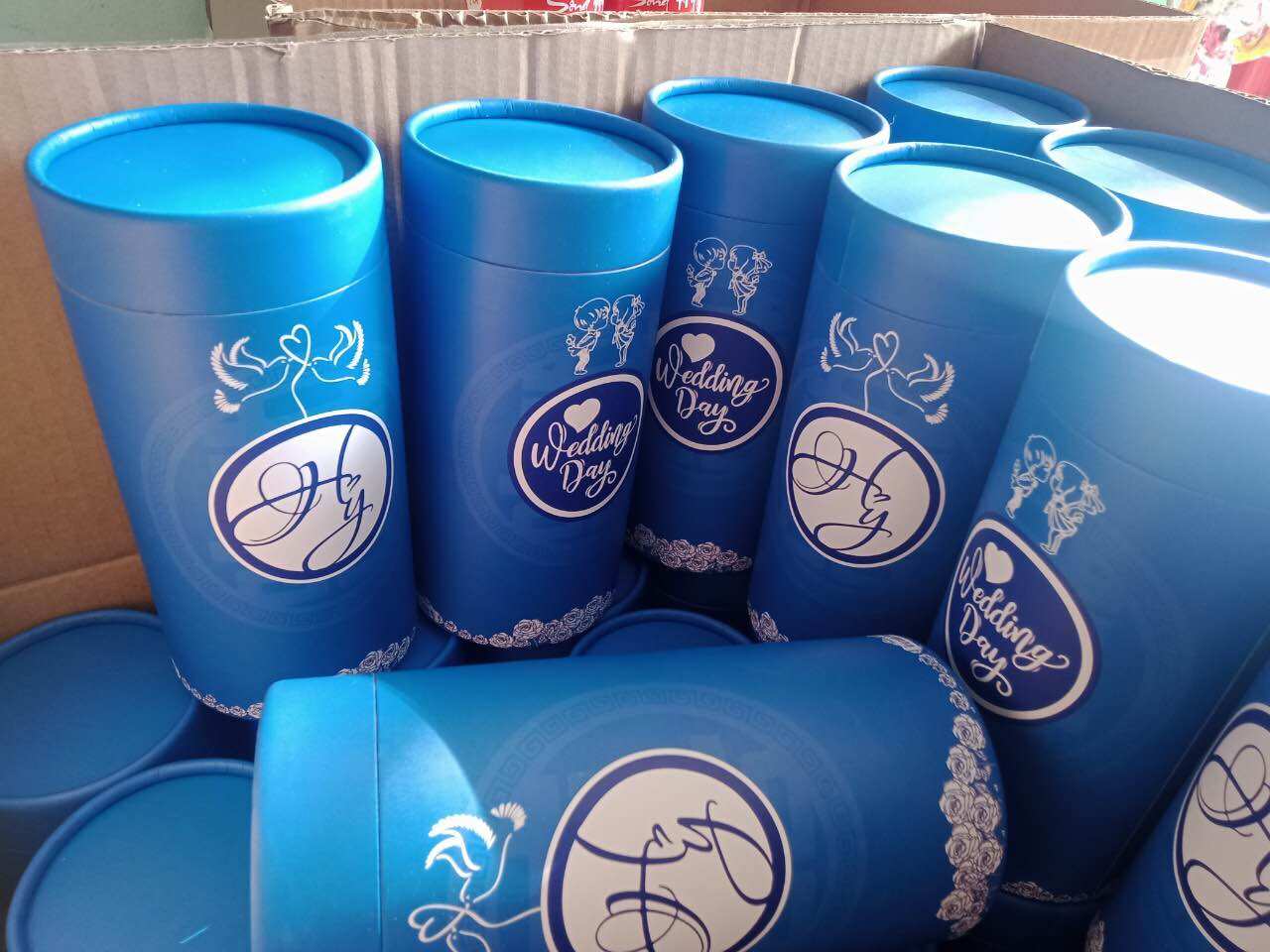 Lon đựng trà giấy mẫu mới dùng trong mâm quả (đường kính 8cm, cao 18cm)