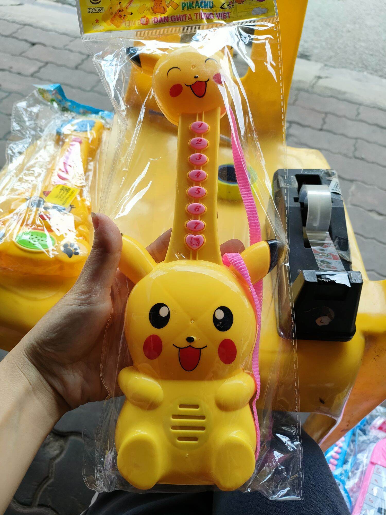 Đàn guitar nhiều mẫu lựa chọn cho bé tặng kèm pin