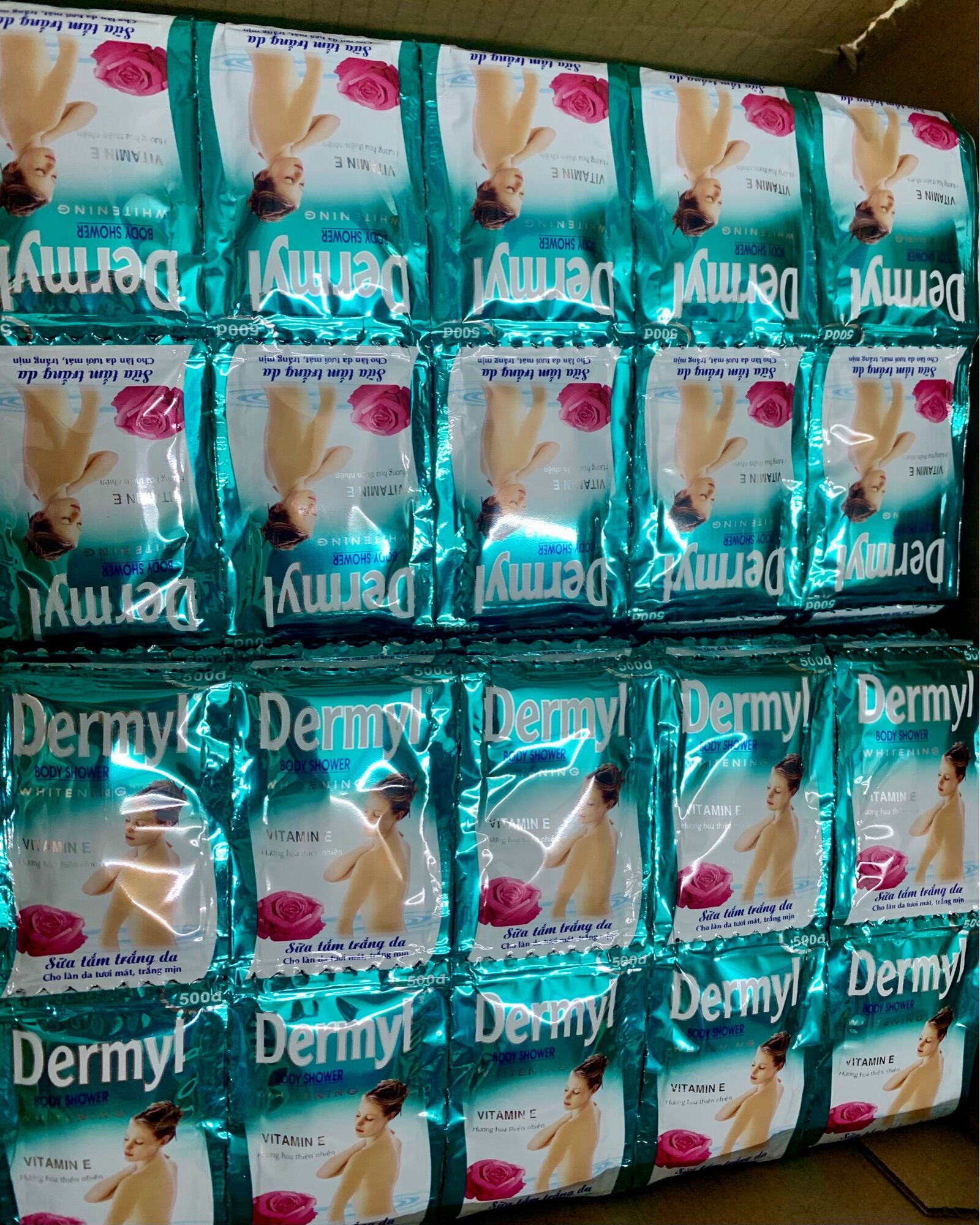 Sữa tắm trắng da Dermyl 10 dây (120 gói)