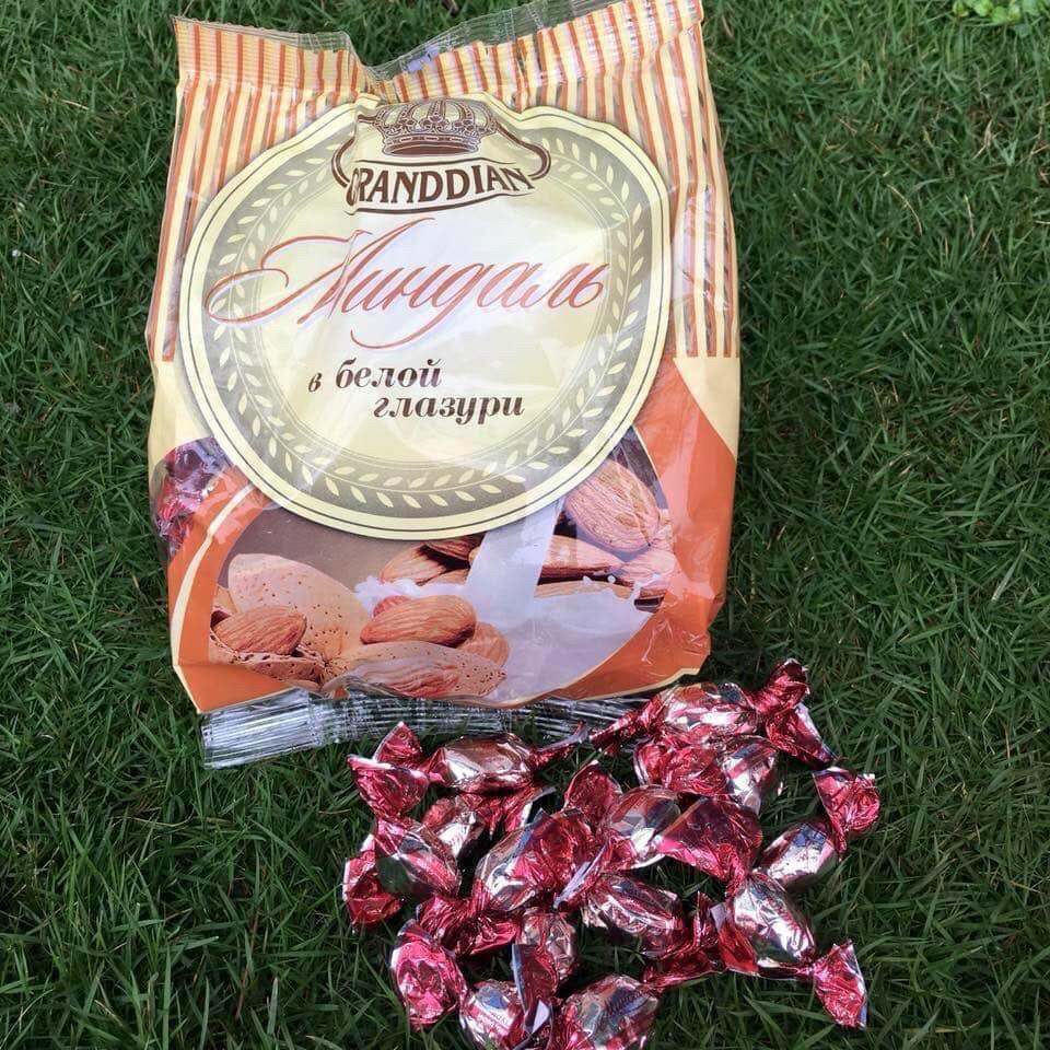 □ Kẹo socola trắng hạnh nhân Nga Grand dian 165k/ gói 450g