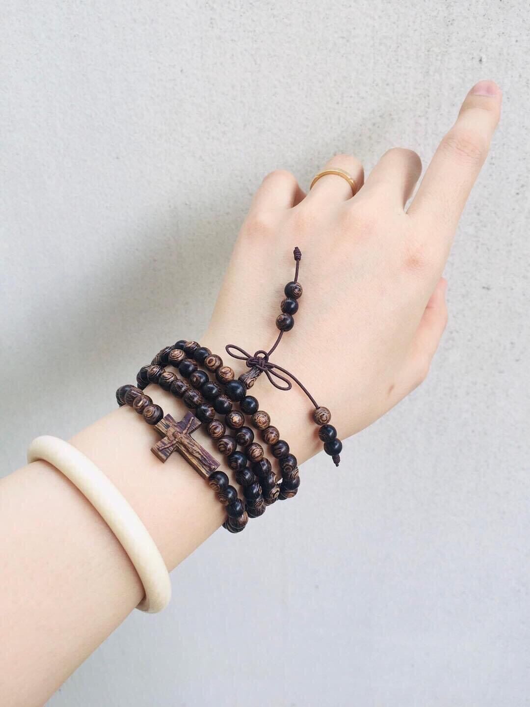 Vòng tay trầm hương sánh mix charm thánh giá