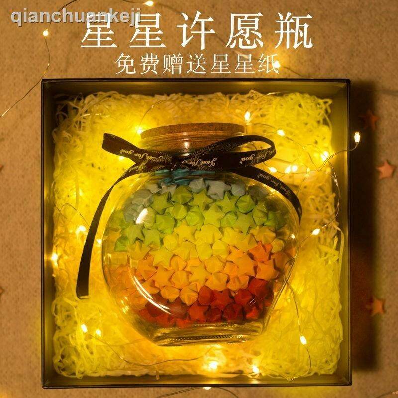 Lọ thuỷ tinh nghiêng đựng sao, hạc giấy