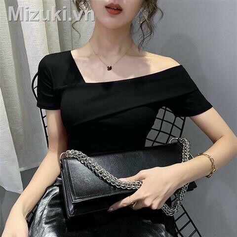 Áo croptop gân trễ vai