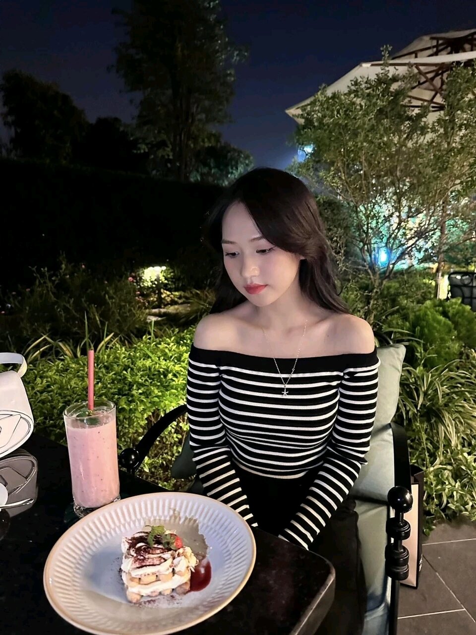 Áo croptop trễ vai sọc tay dài