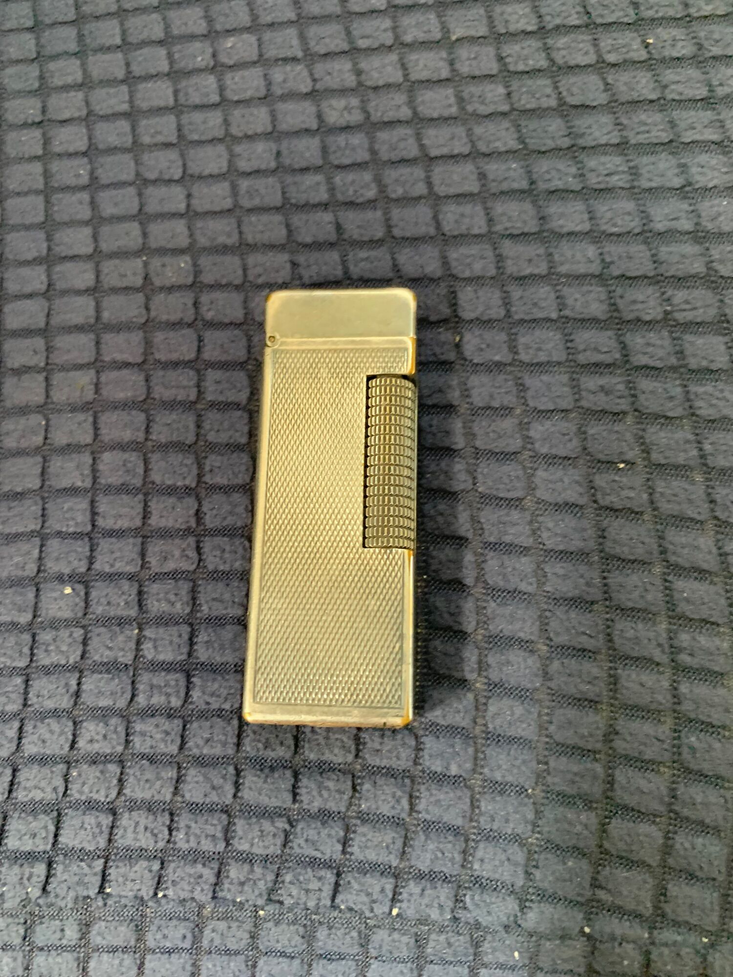 Bật lửa Dunhill bọc bạc.