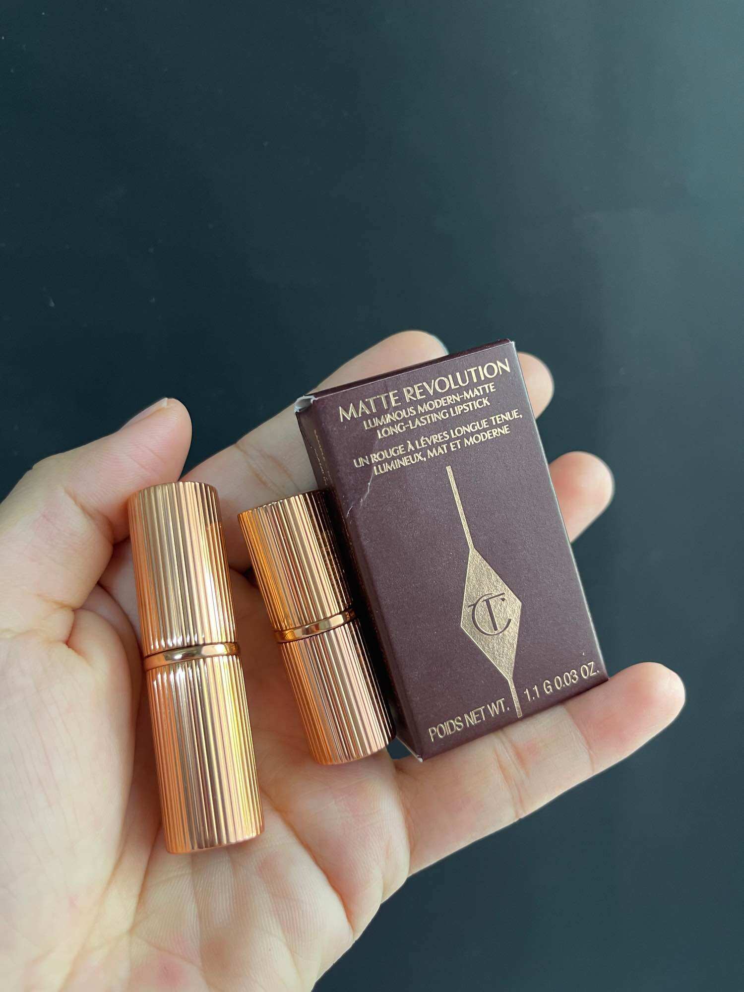 SET xịt khoá make-up Charlotte Tilbury và son Pillow talk